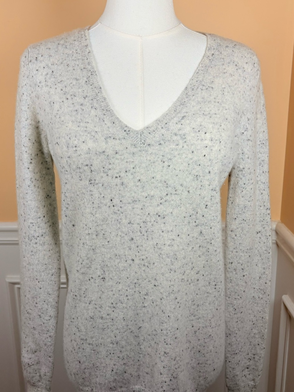 🤍 C by Bloomingdale’s Cashmere S 100% 2-Ply Donegal Fleck V-Neck Sweater